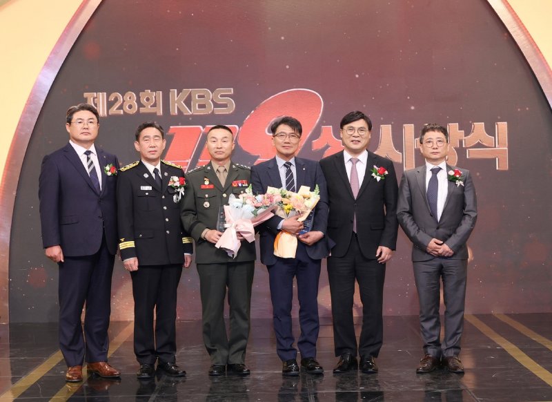 지난 4월 서울 영등포구 여의도 KBS공개홀에서 열린 'KBS119상' 시상식에서 정종표 DB손해보험 대표(왼쪽 첫번째)가 특별상을 받은 해병대 제1사단 조성민 대령(왼쪽 세번째)과 최영광 롯데케미칼 상무(왼쪽 네번째), 관계자들과 기념촬영을 하고 있다. DB손해보험 제공