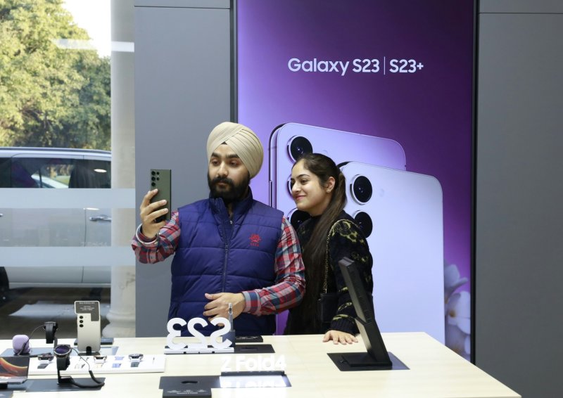 지난 2월 인도 벵갈루루에 위치한 삼성 익스피리언스 스토어에서 현지 소비자들이 갤럭시 S23의 혁신기능을 체험하고 있다. 삼성전자 제공