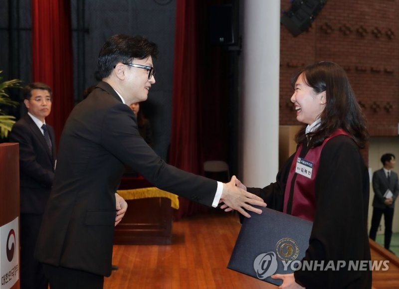 신임 검사 임용장 수여하는 한동훈 장관 / 연합뉴스