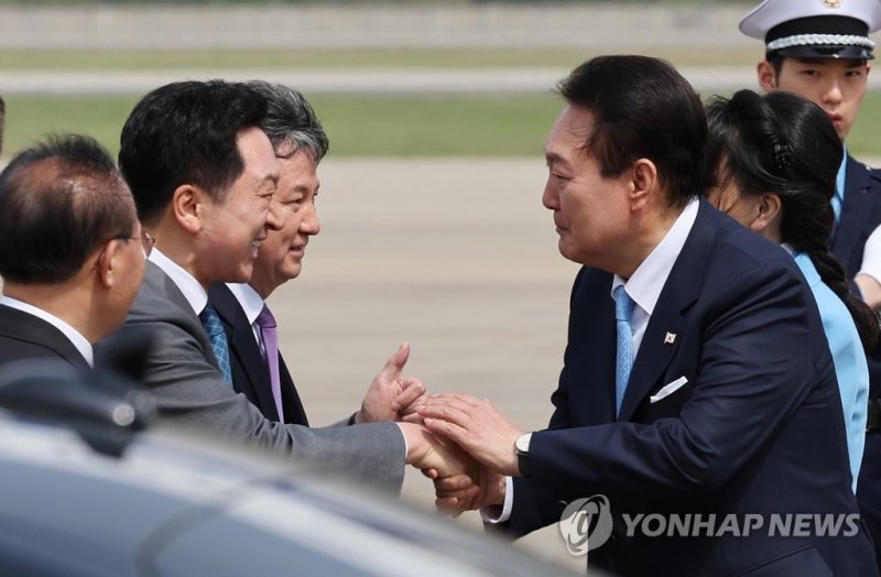 김기현 대표, 윤석열 대통령에게 '엄지 척!' (성남=연합뉴스) 임헌정 기자 = 미국 국빈 방문 일정을 마친 윤석열 대통령이 30일 성남 서울공항에서 공군 1호기에서 내리며 영접 나온 국민의힘 김기현 대표와 인사하고 있다. 2023.4.30 kane@yna.co.kr (끝)