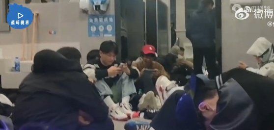 지난달 30일 중국 유명 관광지인 안후이성 황산의 정상 건물 화장실에 숙소를 예약하지 못한 관광객들이 옹기종기 모여 밤을 지새고 있다. 웨이보 캡쳐