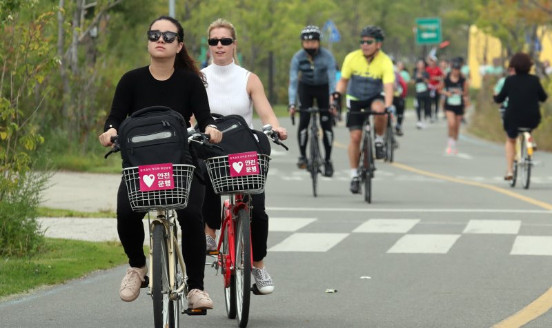 사진은 외국인들이 한강공원에서 자전거를 타고 있는 모습. 사진=뉴스1