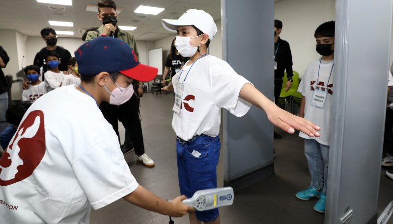 "또 뚫린 보안"..김포공항 금속탐지기 10시간 먹통, 381명 통과