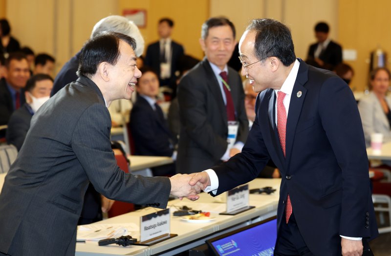 추경호 경제부총리(오른쪽)와 아사카와 마사츠구 아시아개발은행(ADB) 총재가 2일 오전 인천시 연수구 송도컨벤시아에서 열린 '제56차 아시아개발은행(ADB) 연차총회 한국세미나의 날' 행사에서 악수하고 있다. 2023.5.2 연합뉴스.