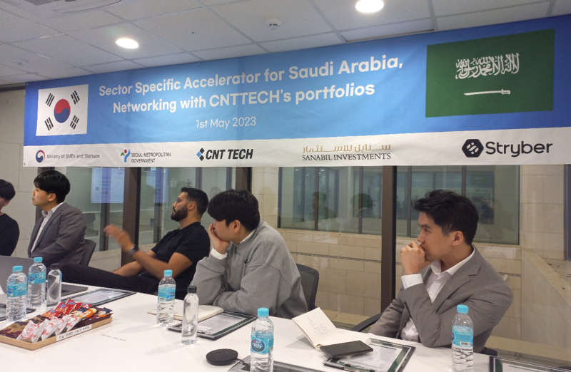 지난 1일 서울 광진구 더 라움 펜트하우스에 열린 사우디아라비아와 씨엔티테크가 주도해 진행한 기업설명회(IR)에서 라이언 애비 사나빌 투자담당자(오른쪽 세번째)와 씨엔티테크 관계자들이 벤처스타업 기업들의 IR을 듣고 있다. 씨엔티테크 제공.