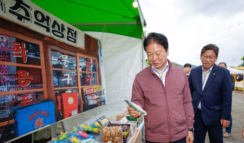 이병환 성주군수가 가족 체험형 주말장터 '나랑놀장, 별꽃장터'를 살펴보고 있다.(성주군 제공) 2023.5.2/뉴스1