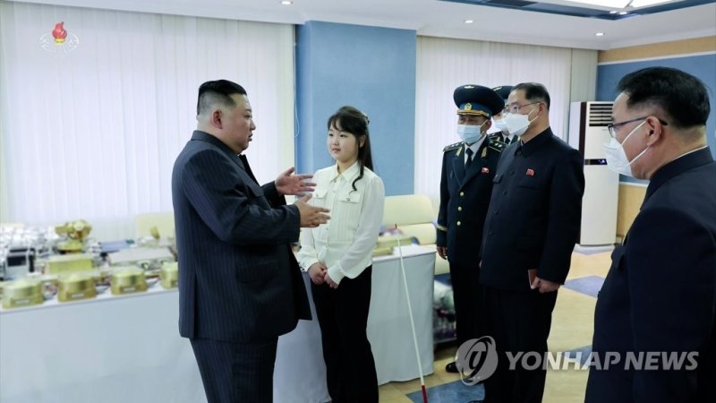 북한 김정은, 딸 주애와 국가우주개발국 현지지도 북한 김정은, 딸 주애와 국가우주개발국 현지지도 (서울=연합뉴스) 북한 김정은 국무위원장이 지난 18일 국가우주개발국을 현지지도하고 "4월 현재 제작완성된 군사정찰위성 1호기를 계획된 시일안에 발사할 수 있도록 비상설 위성발사 준비위원회를 구성하고 최종준비를 다그쳐 끝내"라고 밝혔다고 조선중앙TV가 19일 보도했다. 2023.4.19 [국내에서만 사용가능. 재배포 금지. For Use Only in the Republic of Korea. No Redistribution] nkphot