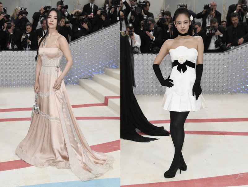 [서울=AP/뉴시스] 배우 송혜교와 K팝 간판 걸그룹 '블랙핑크' 멤버 제니가 1일(현지시간) 미국 뉴욕 메트로폴리탄 미술관에서 열린 '멧 갈라'에 참석했다.