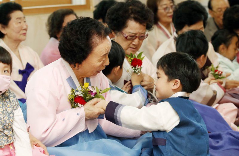 지난 2일 광주 북구 용봉동 한 경로당에서 열린 효사랑 경로 나눔 한마당 행사에서 관내 어린이집 아이들이 어버이날을 앞두고 어르신들에게 카네이션을 달아드리고 있다. /사진=연합뉴스(광주북구청 제공)