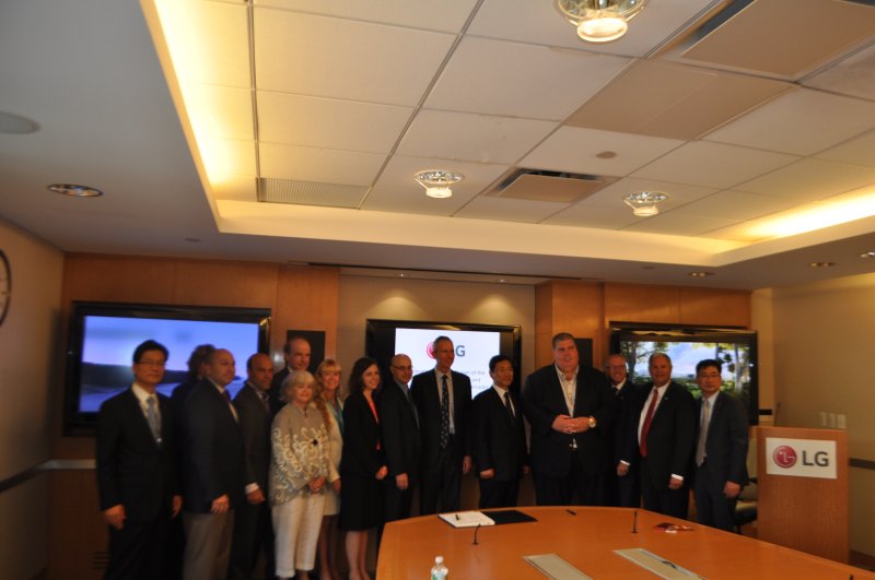 【뉴욕=뉴시스】노창현 특파원 = '팰리세이즈의 뜨거운 감자'로 불린 LG전자 북미 신사옥 문제가 마침내 해피엔딩을 맺었다. 23일 뉴저지 잉글우드클립스의 LG전자 북미본부에서 가진 조인식에 참여한 LG 전자 미국본부장 조주완 전무와 로렌스 록펠러 미국보존협회회장, 제임스 테데스코 버겐카운티장 등 록펠러재단과 환경단체 인사들은 LG전자 신사옥이 상생의 화합의 새로운 랜드마크라고 입을 모았다. 이날 서류엔 환경단체 대표 타운 정부 대표 등 모두 10명이 서명했다. 2015.06.23. robin@newsis.com