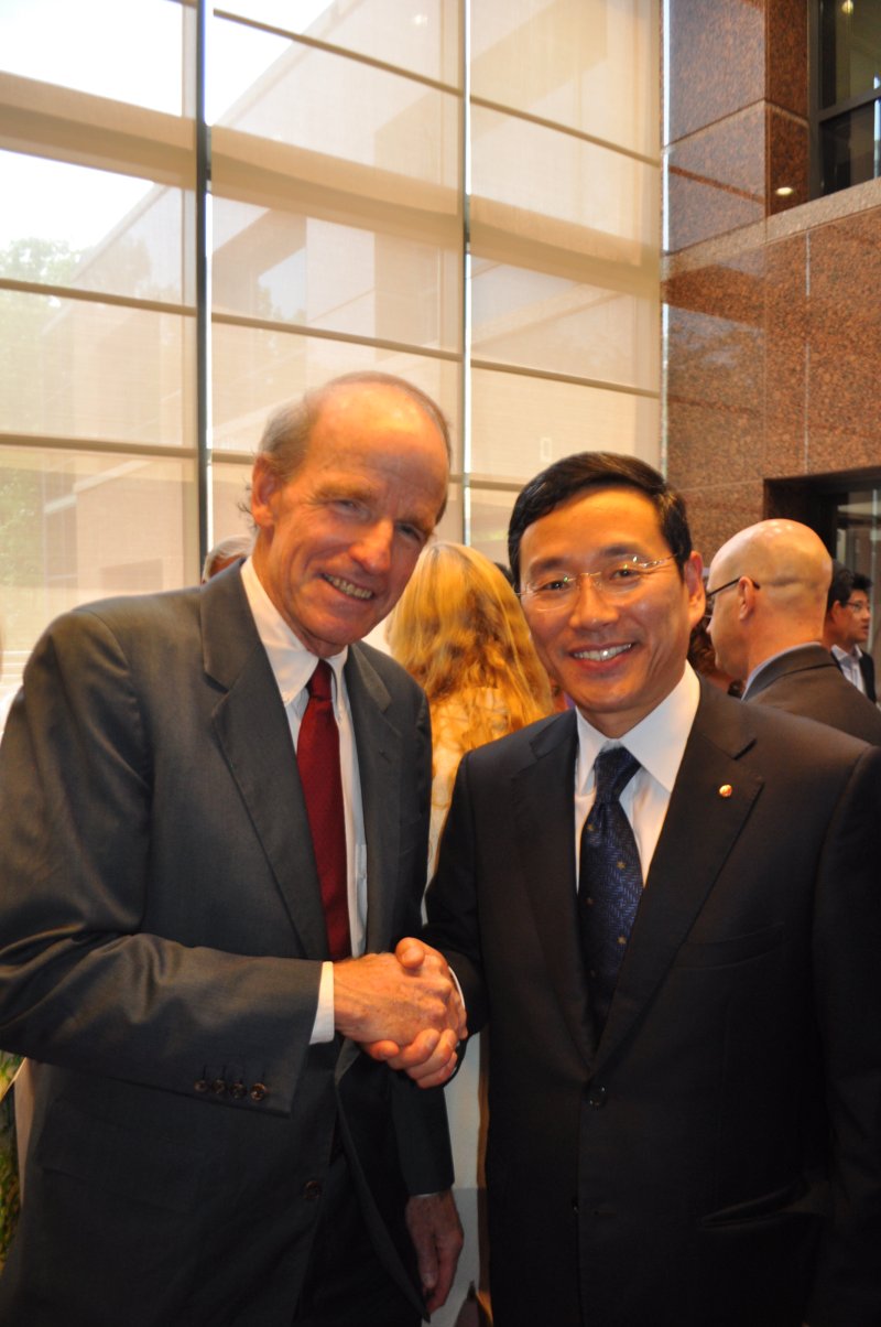 【뉴욕=뉴시스】노창현 특파원 = '팰리세이즈의 뜨거운 감자'로 불린 LG전자 북미 신사옥 문제가 마침내 해피엔딩을 맺었다. 23일 뉴저지 잉글우드클립스의 LG전자 북미본부에서 가진 조인식에 참여한 LG 전자 미국본부장 조주완 전무와 로렌스 록펠러 미국보존협회회장, 제임스 테데스코 버겐카운티장 등 록펠러재단과 환경단체 인사들은 LG전자 신사옥이 상생의 화합의 새로운 랜드마크라고 입을 모았다. 로렌스 록펠러 회장과 조주완 법인장이 서명 후 환한 표정으로 악수하고 있다. 2015.06.23. robin@newsis.com