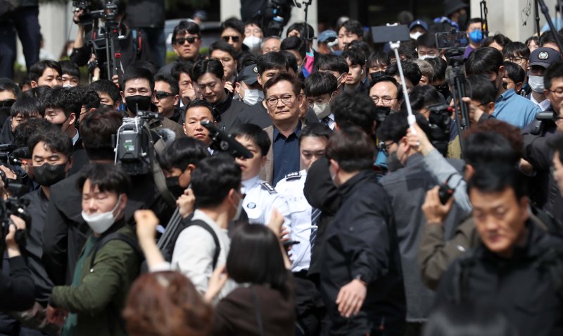 [서울=뉴시스] 김선웅 기자 = 더불어민주당 전당대회 돈 봉투 살포 의혹의 핵심 인물인 송영길 전 민주당 대표가 2일 오전 서울 서초구 서울중앙지검에 자진 출석, 출입을 거부당해 조사가 무산된 뒤 지검 청사를 나서고 있다. 2023.05.02. mangusta@newsis.com