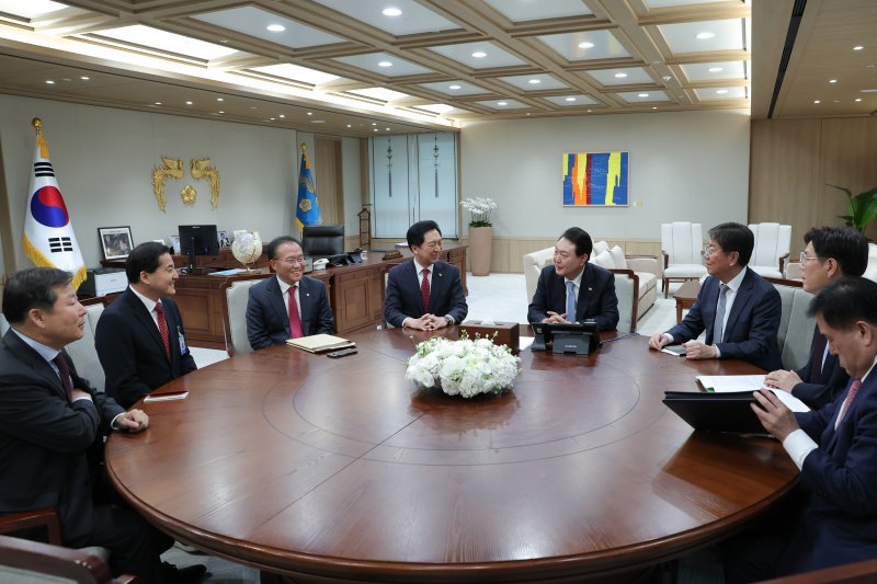 윤석열 대통령이 지난달 20일 용산 대통령실 청사에서 김기현 국민의힘 대표를 비롯한 당 지도부를 면담하고 있다. 사진=뉴스1