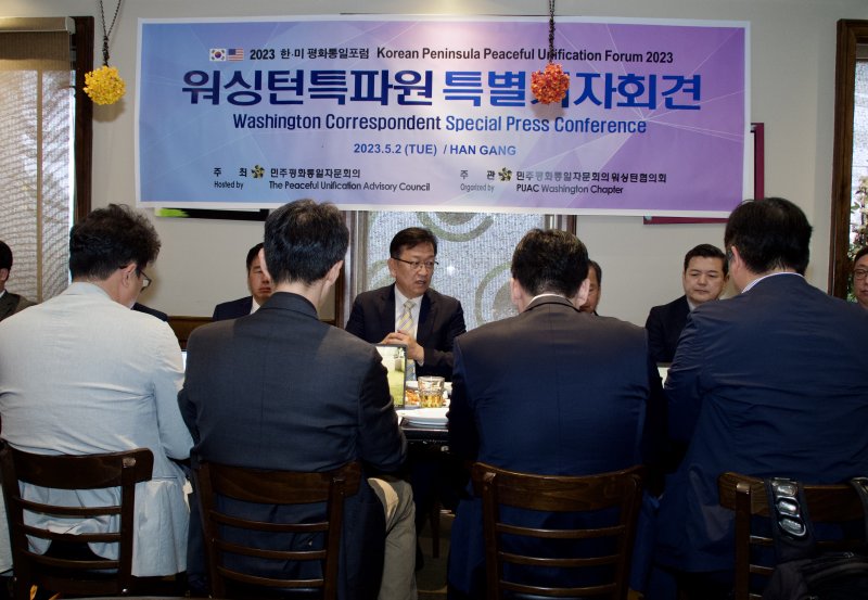 미국을 방문 중인 석동현 민주평화통일자문회의 사무처장이 2일(현지시간) 워싱턴DC 인근에서 특파원들과 간담회를 갖고 있다. 사진은 워싱턴특파원단 제공. ⓒ News1 김현 특파원