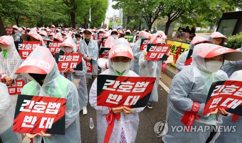 간호법 반대 목소리 내는 간호조무사협회 간호법 반대 목소리 내는 간호조무사협회 (서울=연합뉴스) 김도훈 기자 = 25일 오후 서울 여의도 국회 앞에서 열린 간호법저지 전국간호조무사 대표자 연가투쟁에서 참가자들이 구호가 적힌 피켓을 들고 있다. 2023.4.25 superdoo82@yna.co.kr (끝)