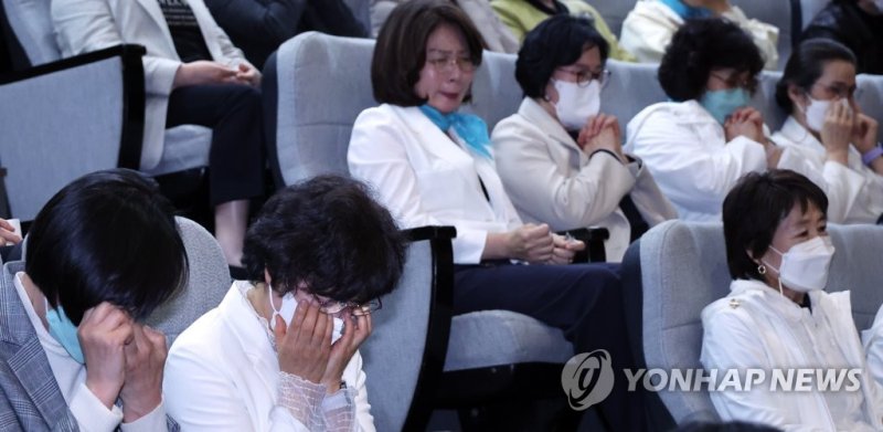 간호법 간절한 간호사들 간호법 간절한 간호사들 (서울=연합뉴스) 한상균 기자 = 27일 국회 본회의에서 대한간호협회 회원들이 간호법 찬반 토론을 들으며 눈물을 흘리고 있다. 법안은 통과됐다. 2023.4.27 xyz@yna.co.kr (끝)