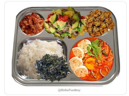 방탄소년단 제이홉이 입소한 신병교육대의 식단 정보로 음식 사진을 합성해 올리는 계정. / 트위터
