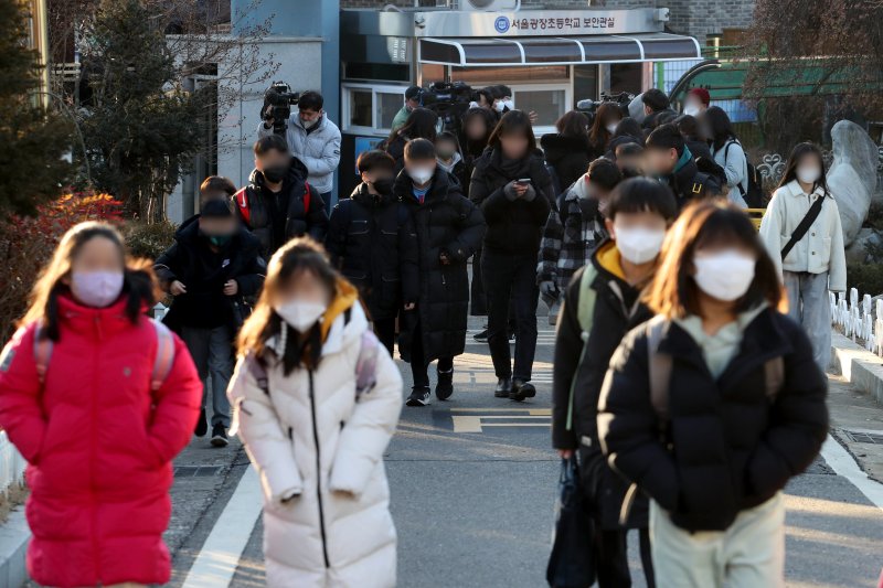 한 초등학교에서 학생들이 마스크를 착용한 채 등교하고 있다. (공동취재) /뉴스1 ⓒ News1 장수영 기자