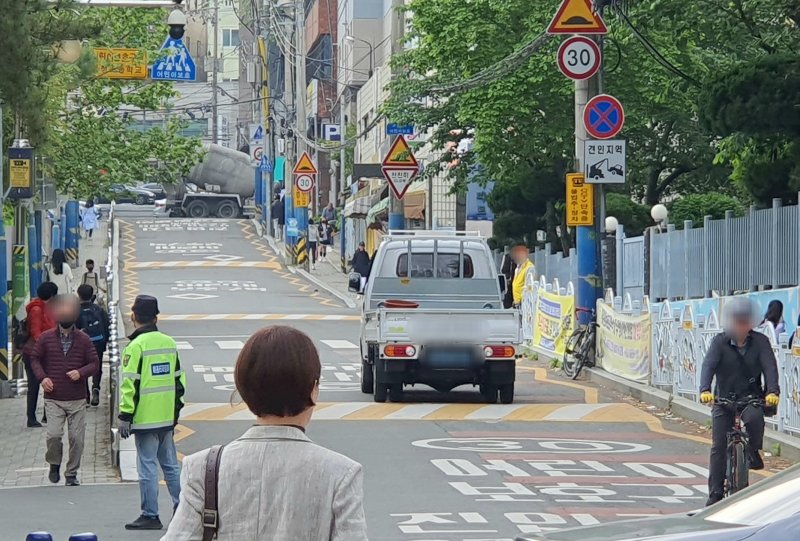 3일 오전 8시26분쯤 부산 부산진구 양정초 스쿨존 차량 진입금지 도로에 소형 트럭이 달리고 있다.2023.5.3/뉴스1 노경민 기자