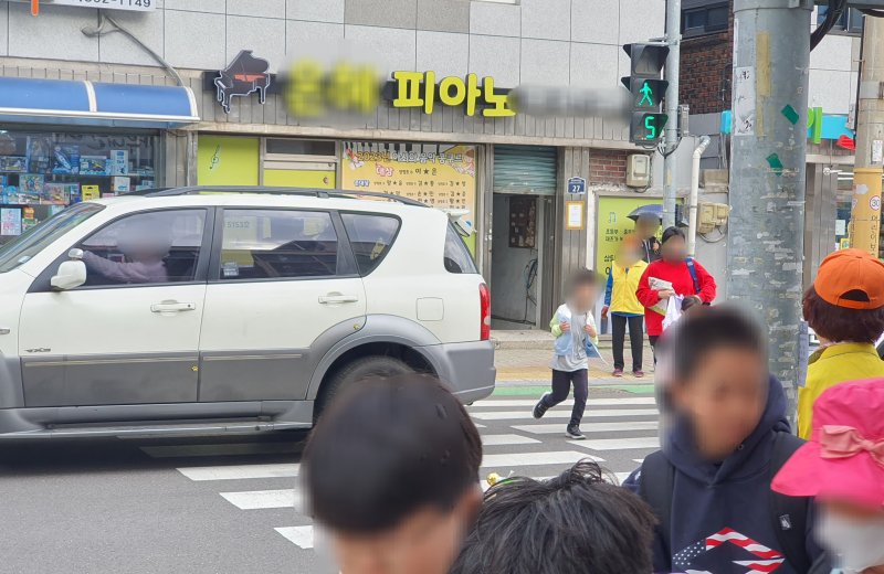 3일 오전 부산 부산진구 양정초 앞 횡단보도에 SUV 차량이 횡단보도를 침범해 있다.2023.5.3/뉴스1 노경민 기자