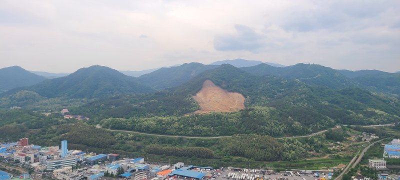 창원 도심 주한미군 사격장 부지 (창원=연합뉴스) 3일 경남 창원시 의창구 팔용동 도심에서 바라본 주한미군 전용 소총 사격장 건설부지. 반경 1.5㎞ 안에는 대규모 아파트 단지, 산단, 마트 등이 밀집돼 있다. 2023.5.3 [김완기 연합뉴스TV 영상기자 제공] ksk@yna.co.kr (끝) /사진=연합 지면화상