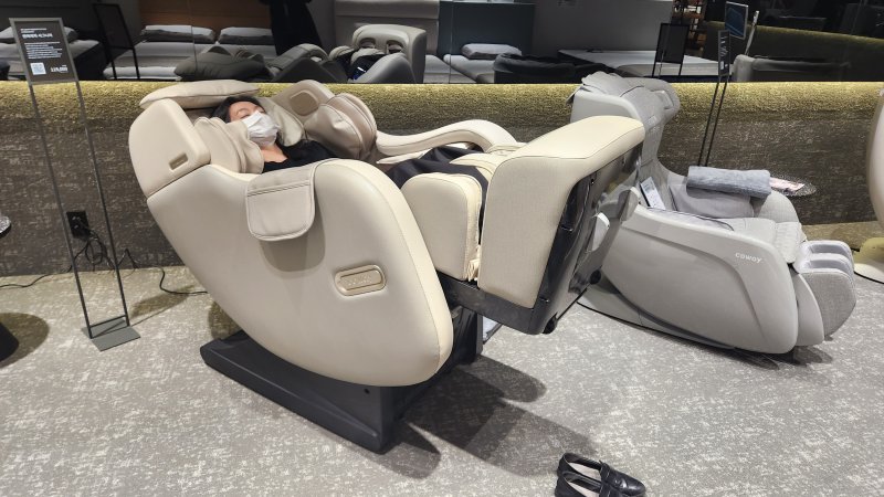 코웨이 안마의자 제품 '시그니처'에서 '무중력 모드'를 체험하는 모습. ⓒ 뉴스1 김예원 기자