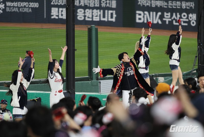 롯데 자이언츠 응원단 모습.(롯데 자이언츠 구단 제공)