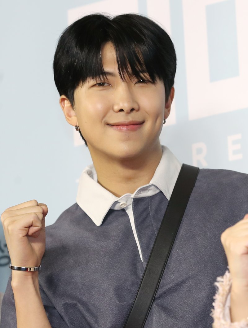 (서울=뉴스1) 권현진 기자 = 방탄소년단(BTS) RM이 3일 서울 용산구 CGV 용산아이파크몰에서 열린 영화 '리바운드' VIP 시사회에서 포즈를 취하고 있다. '리바운드‘(감독 장항준)는 2012년 전국 고교농구 대회, 아무도 주목하지 않았던 최약체 농구부의 신임 코치와 6명의 선수가 쉼 없이 달려간 8일간의 기적 같은 이야기를 그린 감동 실화다. 2023.4.3/뉴스1 /사진=뉴스1화상