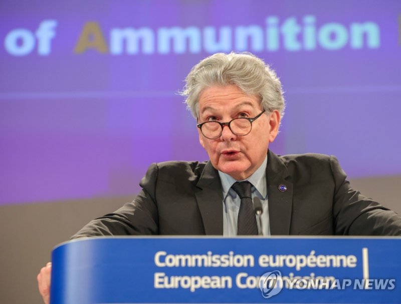 탄약생산지원법 발표하는 티에리 브르통 EU 집행위원 epa10605868 EU Internal Market Commissioner Thierry Breton presents the EU Act in Support of Ammunition Production 'ASAP' during a press conference following the European Commission weekly college meeting in Brussels, Belgium, 03 May 2023. The meeting discussed the rampi