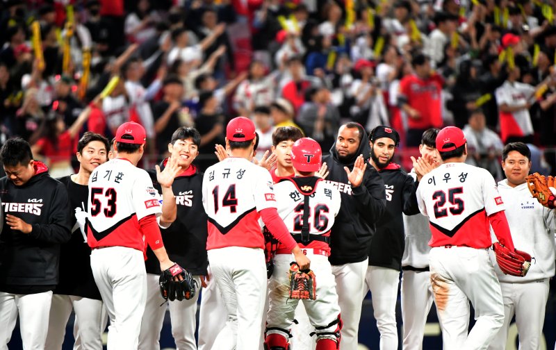 [광주=뉴시스] 이영주 기자 = 3일 오후 광주 북구 광주-기아챔피언스필드에서 열린 2023프로야구 KIA 타이거즈 대 롯데 자이언츠의 경기, 롯데에 10대 2로 승리한 KIA 선수들이 자축하고 있다. 2023.05.02. leeyj2578@newsis.com
