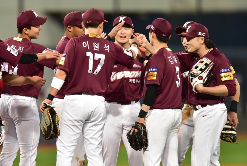 [대구=뉴시스] 이무열 기자 = 3일 오후 대구 삼성라이온즈파크에서 열린 프로야구 신한은행 SOL 2023 KBO리그 키움 히어로즈와 삼성 라이온즈의 경기, 키움 선수들이 4대1로 승리한 뒤 기뻐하고 있다. 2023.05.03. lmy@newsis.com