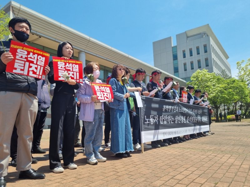 3일 민주노총 건설산업연맹 강원건설지부 등 강원지역 노동·시민단체가 춘천지법 강릉지원 앞에서 정부의 노조 탄압 중단을 촉구하는 규탄 집회를 벌이고 있다. 2023.5.3/뉴스1 ⓒ News1 윤왕근 기자