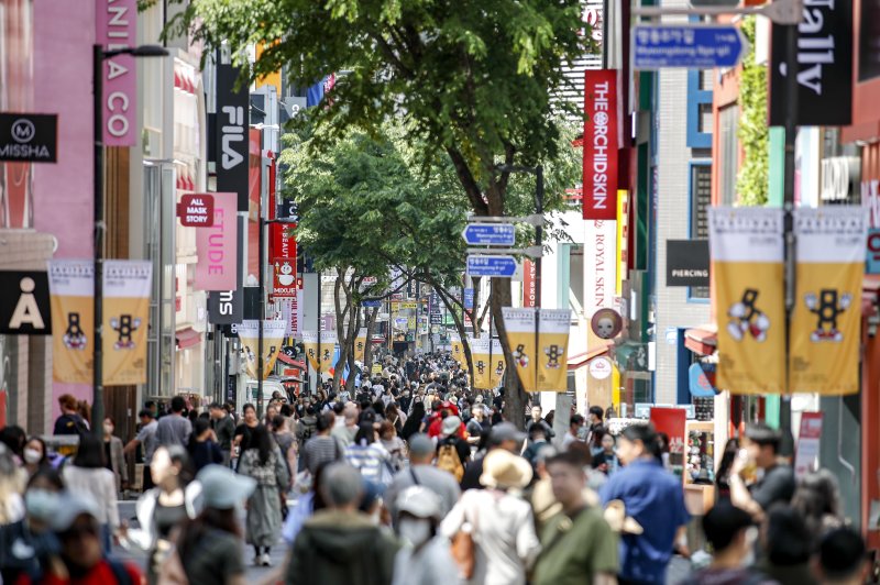 5월 3일 오후 서울 중구 명동거리가 관광객과 시민들로 가득 차 있다. 뉴시스