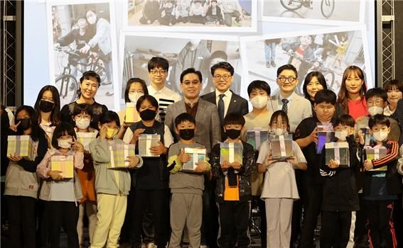 맨 뒷줄 가운데 왼쪽부터 박학기 부회장, 진성준 의원, 추가열 회장 /사진=한국음악저작권협회