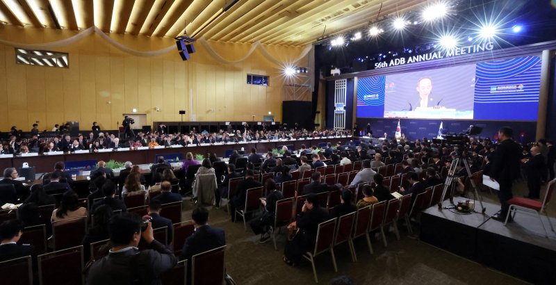 제56차 아시아개발은행(ADB) 연차총회 사흘째인 4일 오전 행사장인 인천시 연수구 송도컨벤시아에서 비즈니스 세션이 열리고 있다. 사진=연합뉴스