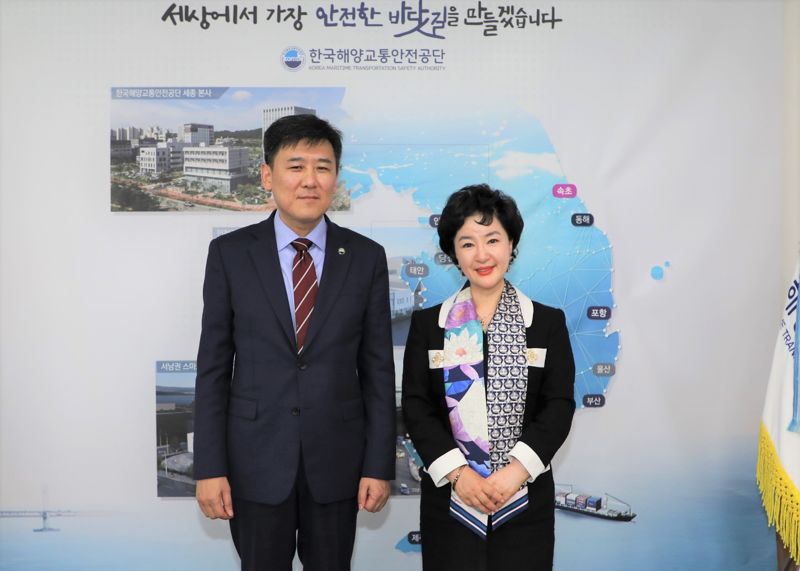 강신숙 Sh수협은행장(오른쪽)이 지난 2일 한국해양교통안전공단을 방문해 김준석 한국해양교통안전공단 이사장과 기념촬영을 하고 있다. Sh수협은행 제공