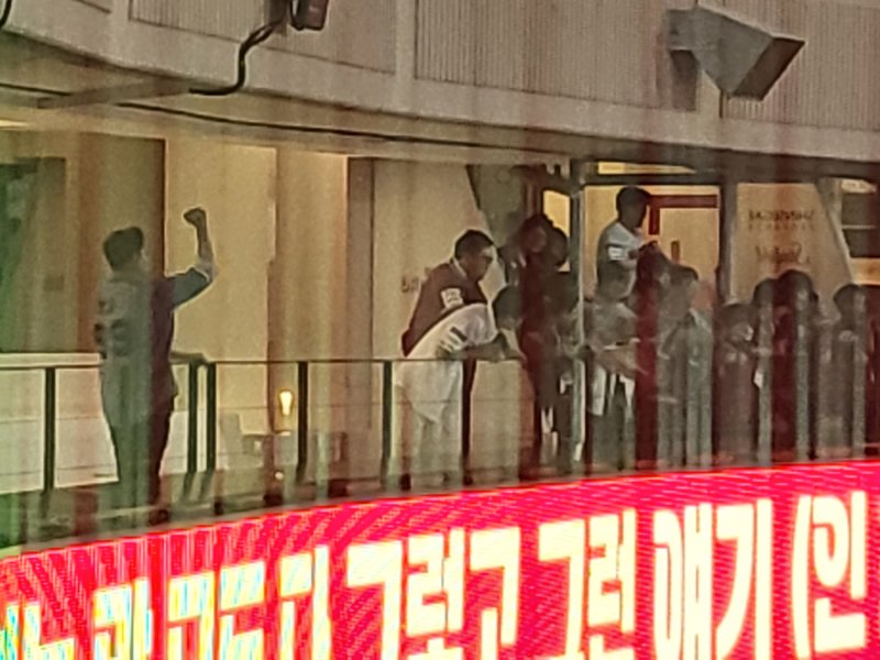 [인천=뉴시스] 박미선 기자=3일 인천 SSG 랜더스 필드에서 열린 KT 위즈와의 홈경기에 방문한 정용진 신세계그룹 부회장이 사람들과 7회말 홈런의 기쁨을 나누고 있다. *재판매 및 DB 금지