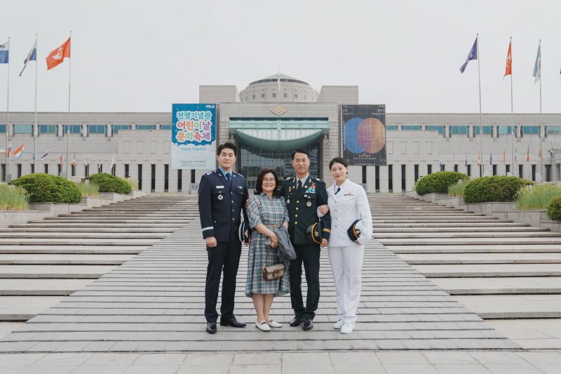 가정의 달을 맞아 오는 7일 서울 고척 스카이돔에서 진행되는 프로야구에서 육·해·공군 간부로 구성된 합동참모본부 어윤용 주임원사의 가족 3명이 시구·시타·시포에 나선다고 국방부가 4일 밝혔다. 사진은 어윤용 원사(오른쪽 두 번째) 가족 모습. 어 원사의 가족은 온 가족이 국군 가족으로, 어 원사의 아들 어시영 대위(왼쪽)는 공군 장교로, 딸인 어연우 중사는 해군 부사관(오른쪽)으로 복무 중이며, 부인(최예린)도 93년도까지 육군 부사관으로 복무했다. 사진=국방부 제공