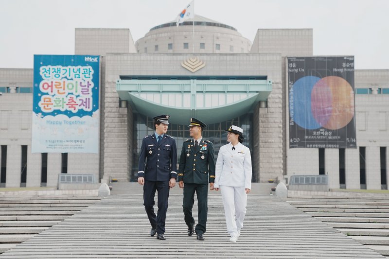 가정의 달을 맞아 오는 7일 서울 고척스카이돔에서 진행되는 프로야구에서 육·해·공군 간부로 구성된 합동참모본부 어윤용 주임원사의 가족 3명이 시구·시타·시포에 나선다고 국방부가 4일 밝혔다. 사진은 어윤용 원사(가운데) 가족 모습. 어 원사의 가족은 온 가족이 국군 가족으로, 어 원사의 아들 어시영 대위(왼쪽)는 공군 장교로, 딸인 어연우 중사는 해군 부사관(오른쪽)으로 복무 중이며, 부인(최예린)도 93년도까지 육군 부사관으로 복무했다. 사진=국방부 제공