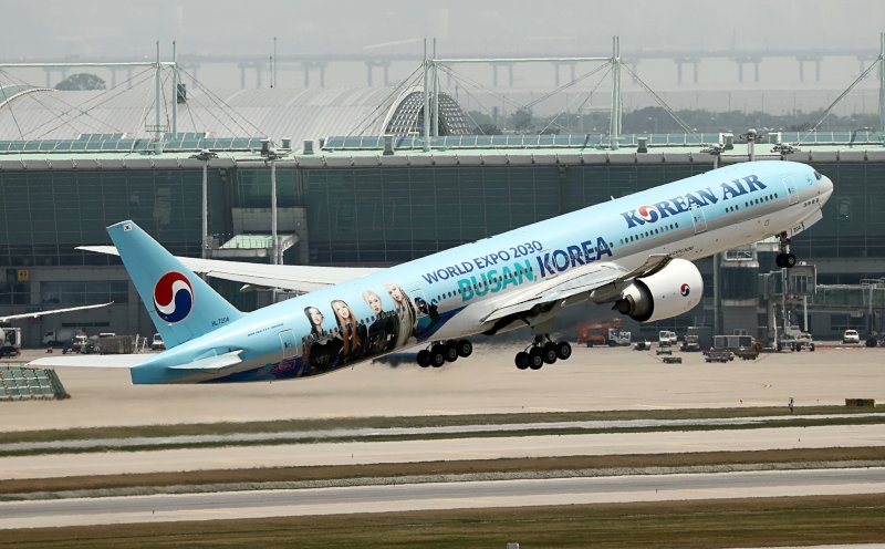 대한항공 보잉 777-300ER 항공기가 인천국제공항에서 이륙하는 모습. 연합뉴스