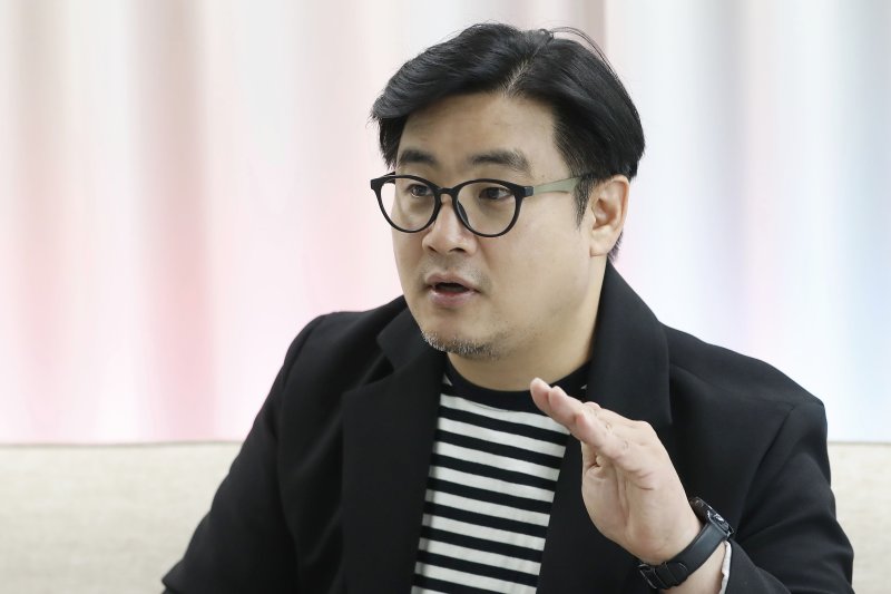 [고양=뉴시스] 최동준 기자 = 장진택 자동차 전문기자가 24일 경기 고양시 한 사무실에서 뉴시스와 인터뷰를 하고 있다. 2023.04.24. photocdj@newsis.com