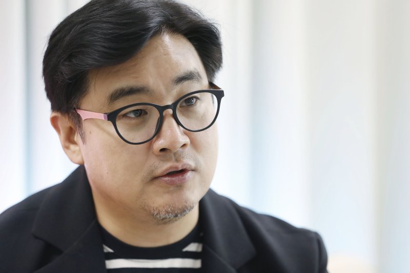 [고양=뉴시스] 최동준 기자 = 장진택 자동차 전문기자가 24일 경기 고양시 한 사무실에서 뉴시스와 인터뷰를 하고 있다. 2023.04.24. photocdj@newsis.com