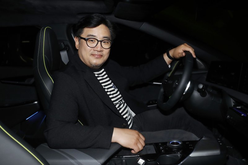 [고양=뉴시스] 최동준 기자 = 장진택 자동차 전문기자가 24일 경기 고양시 한 사무실에서 뉴시스와 인터뷰 전 포즈를 취하고 있다. 2023.04.24. photocdj@newsis.com