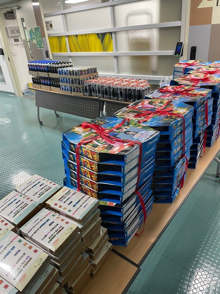 [서울=뉴시스] 가수 아이유(IU)가 밀알학교 학생들에게 선물한 피자와 떡. 23.05.04. (사진=밀알복지재단 제공) photo@newsis.com *재판매 및 DB 금지