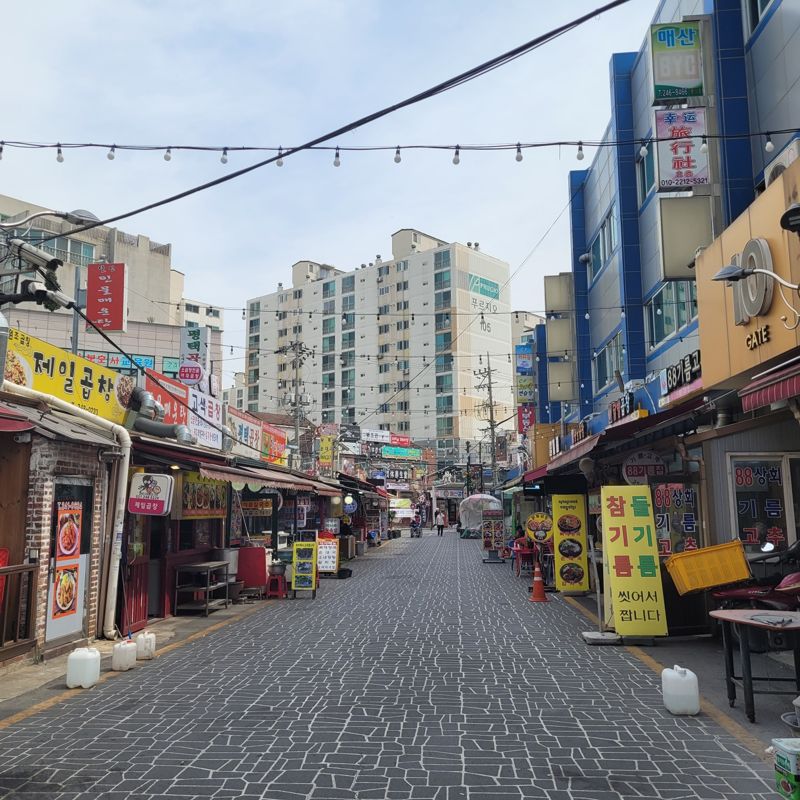 수원역 로데오상권의 대표적 명소인 역전시장과 매산시장 중간 '순대곱창골목'의 낮풍경. 사진=장충식 기자