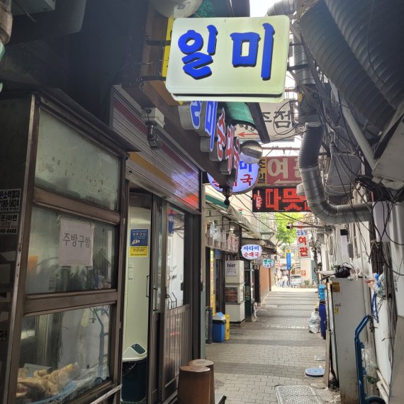 좁은 순대골목 사이로 전통 깊은 순댓국집들이 모여 손님 맞을 준비를 하고 있다. 사진=장충식 기자