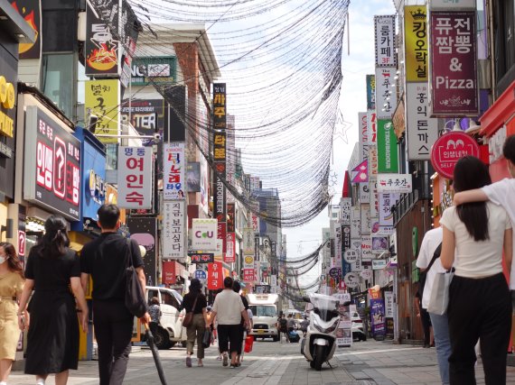 수원역 로데오상권 중 젊은층들의 '만남의 장소'로 가장 인기가 높은 테마거리. 사진=수원도시재단