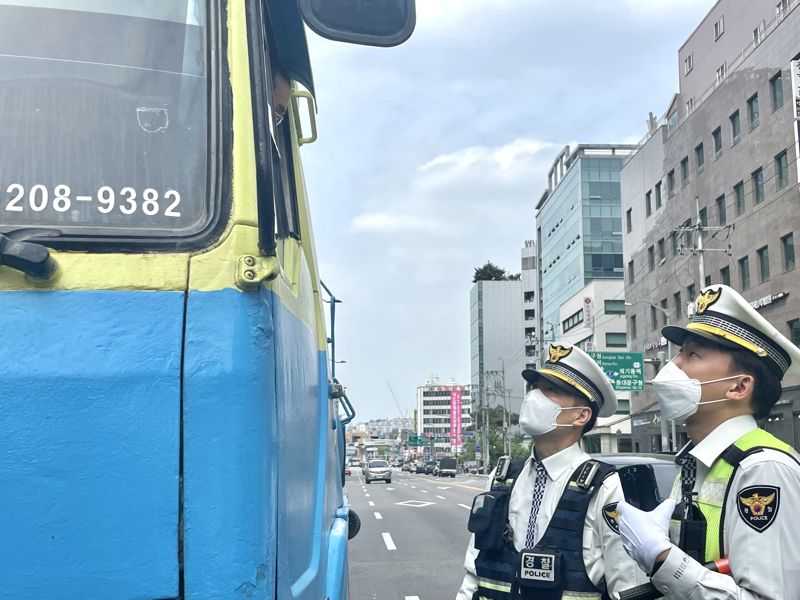 "대형 화물차 도심 주행, 통행허가증 있어야 합니다"