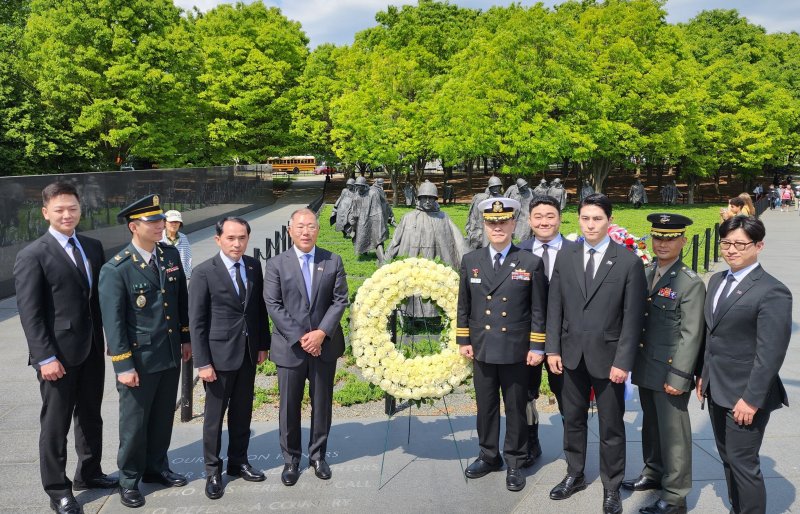 정의선, 美 한국전 참전용사비 찾아 참배