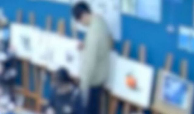 지난달 27일 서울의 한 미술학원에서 한 남자 중학생이 교사 뒤에 서 있는 모습이 담긴 폐쇄회로(CC)TV 장면. 출처=MBC 방송화면 캡처